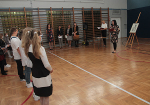 Spotkanie klas IV z dyrekcją i wychowawcami na sali gimnastycznej.